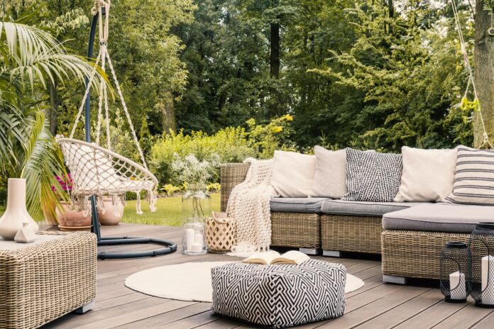 Sofy, pufy i fotele w ogrodzie - luksusowa alternatywa dla krzeseł